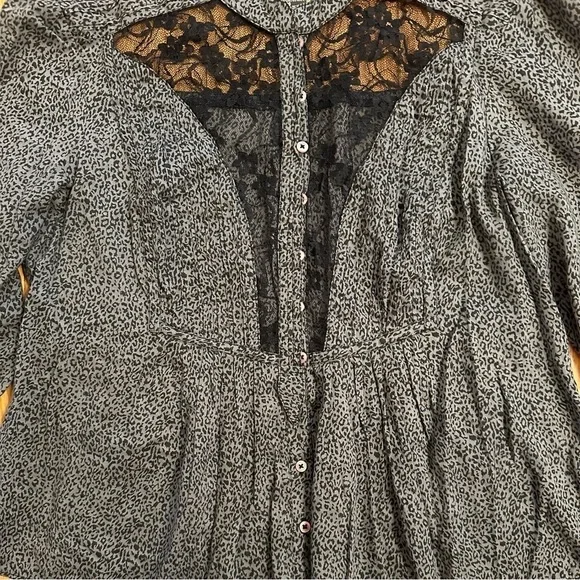 Free People 3/4 Sleeve Blouse Gray Leopard Print Lace Button Front Boho Sz 6 Med - Picture 2 of 8